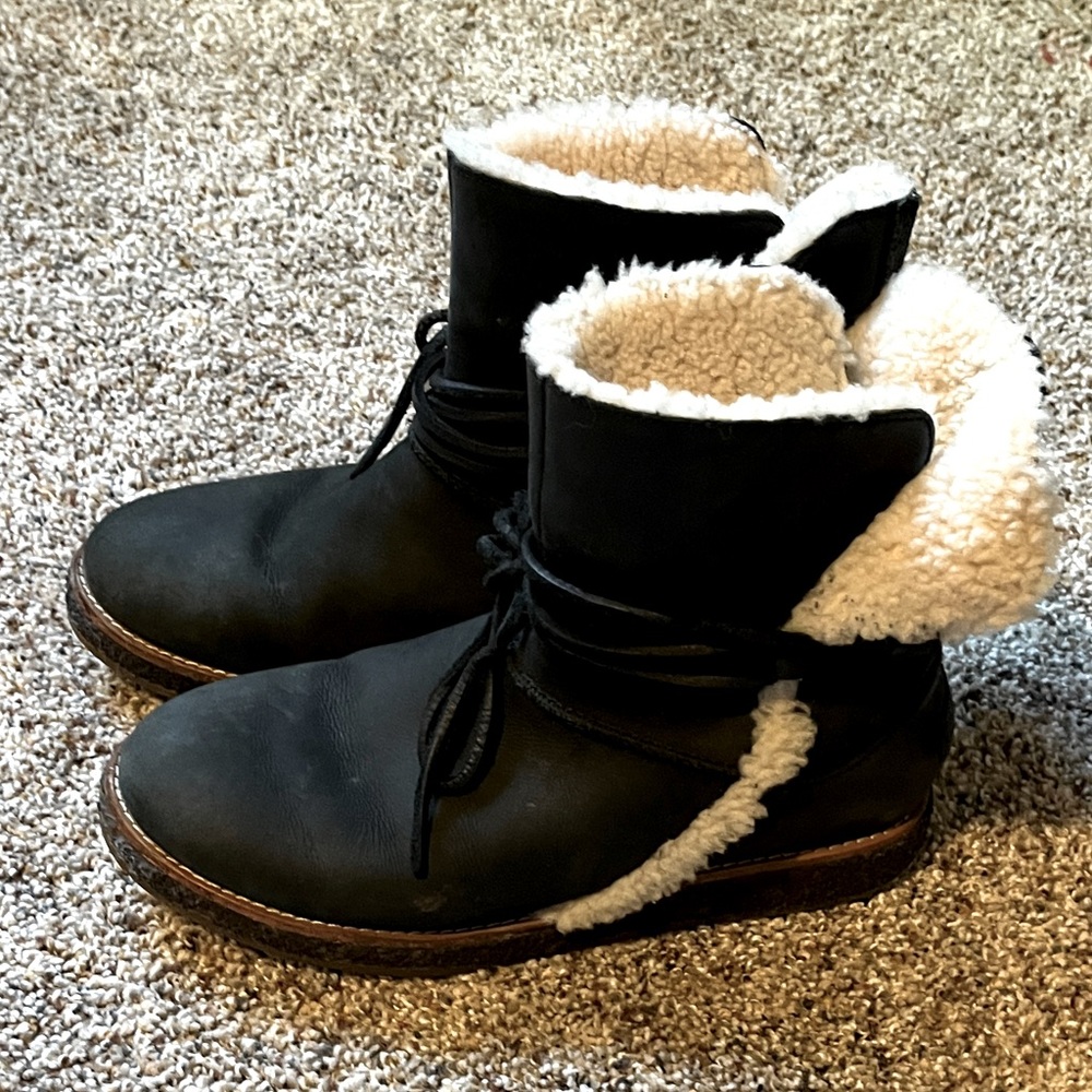UGG Women’s Size 6 Luisa Water Resistant Black Leather Shearling Boots  #1012545